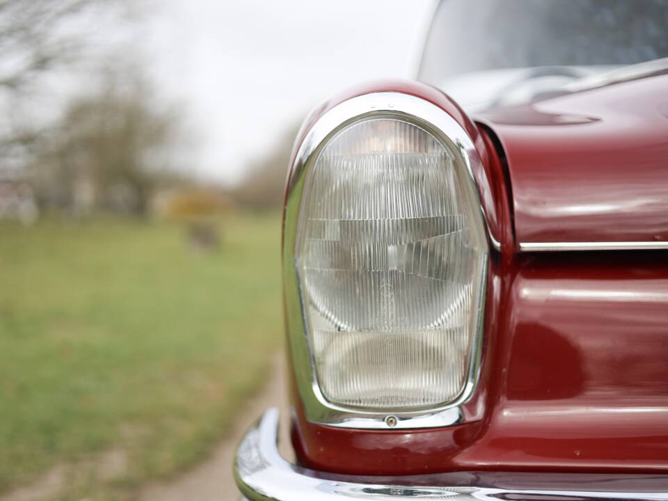 Image 43/50 of Mercedes-Benz 220 (1967)