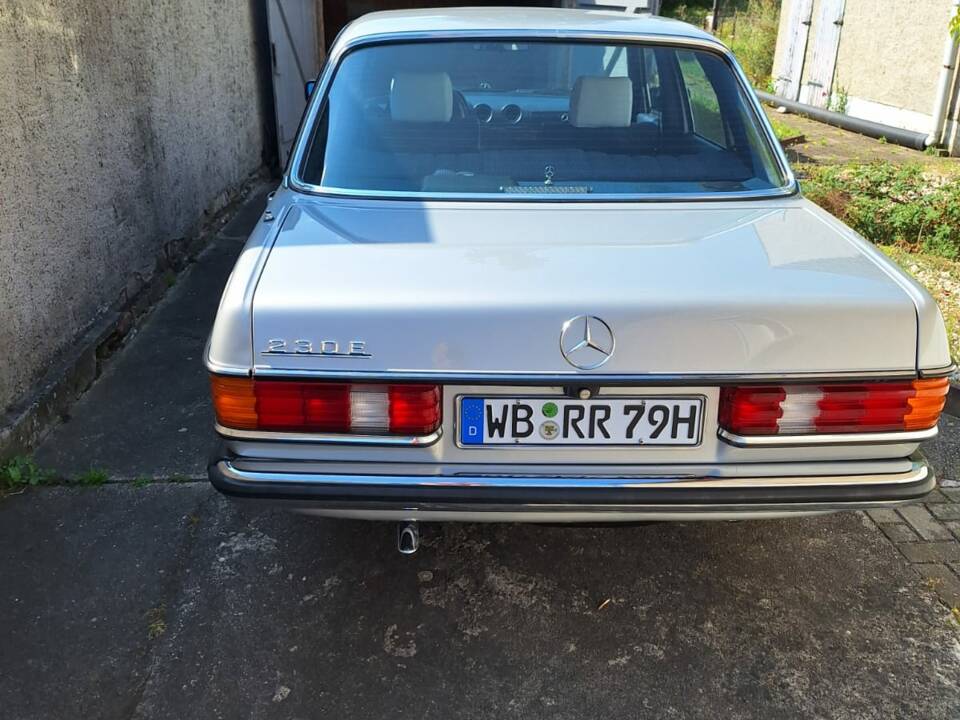 Imagen 3/7 de Mercedes-Benz 230 E (1984)