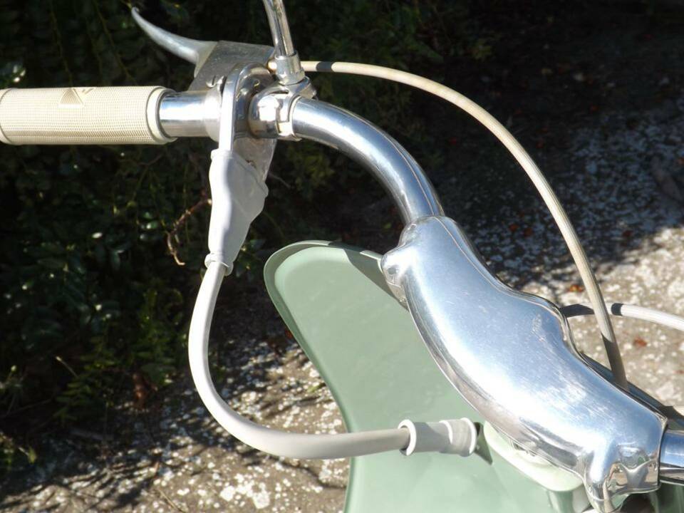 Image 32/44 of Piaggio Vespa 125 (1951)