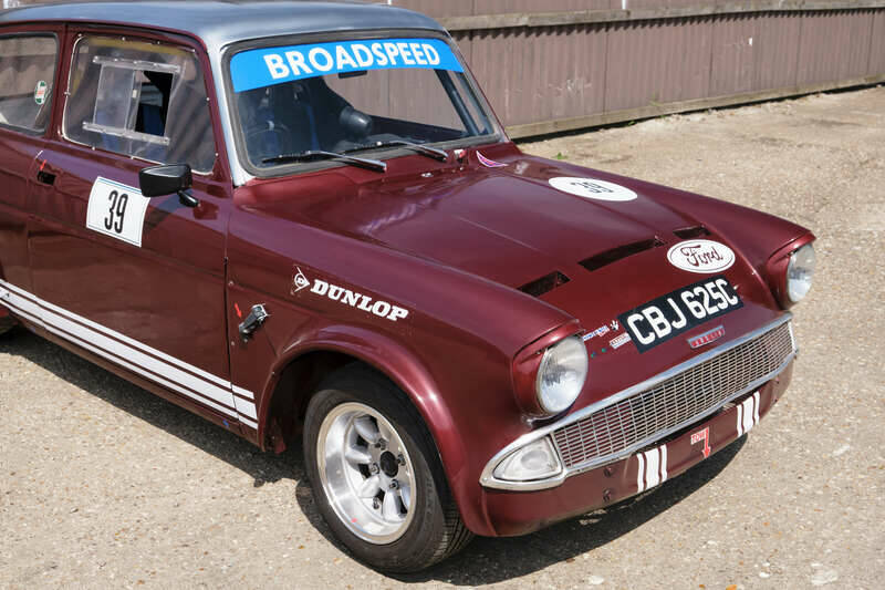 Image 8/50 of Ford Anglia (1965)