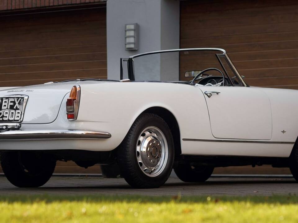 Image 23/50 of Alfa Romeo 2600 Spider (1964)