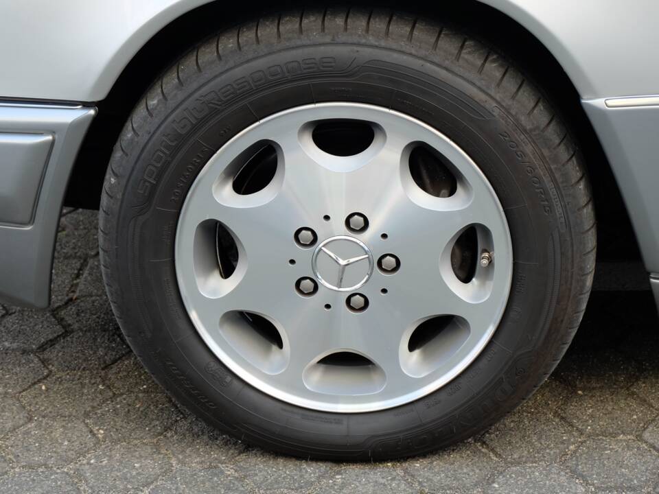 Image 57/74 of Mercedes-Benz E 320 (1997)