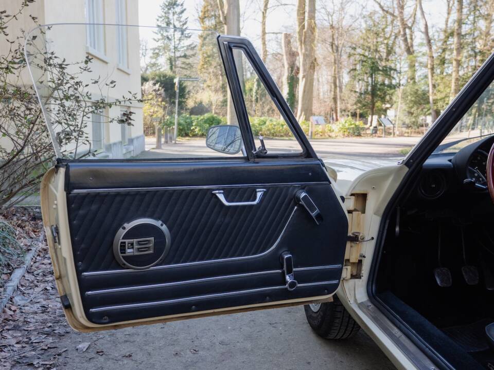 Image 22/58 of Alfa Romeo 2000 Spider Veloce (1977)