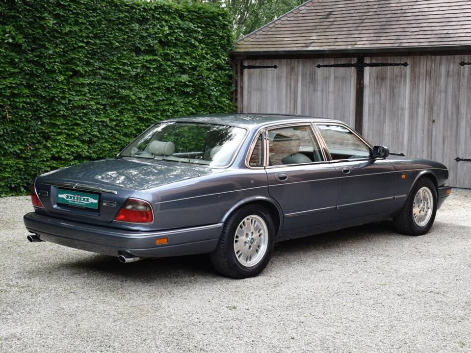 Image 12/40 of Jaguar XJ 6 4.0 Sovereign (1995)