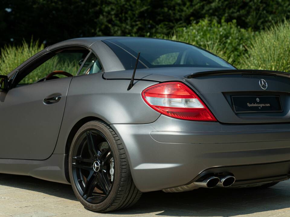 Image 44/50 of Mercedes-Benz SLK 55 AMG (2005)