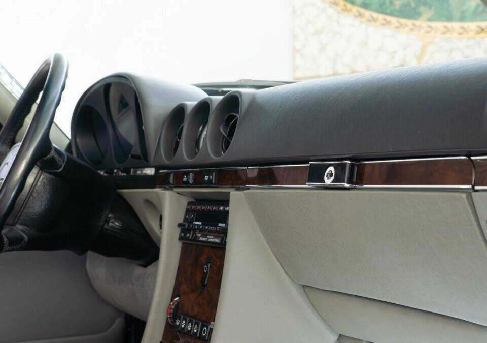 Image 23/29 of Mercedes-Benz 560 SL (1987)