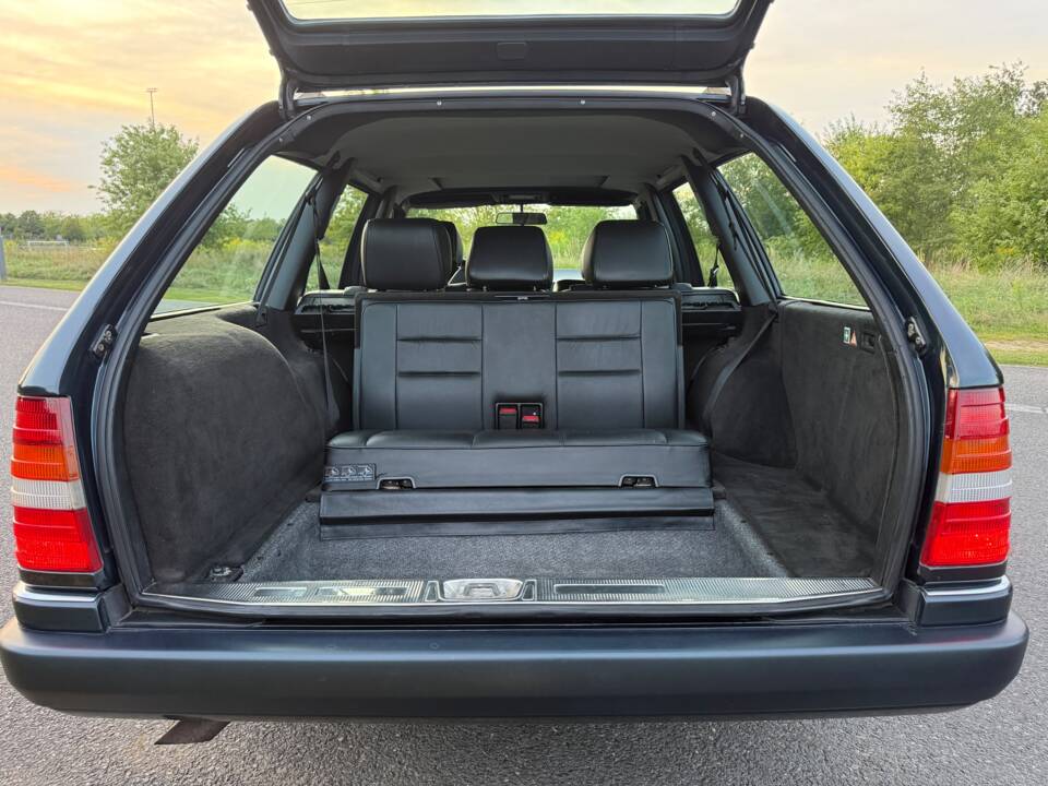 Image 8/24 of Mercedes-Benz E 320 T (1996)