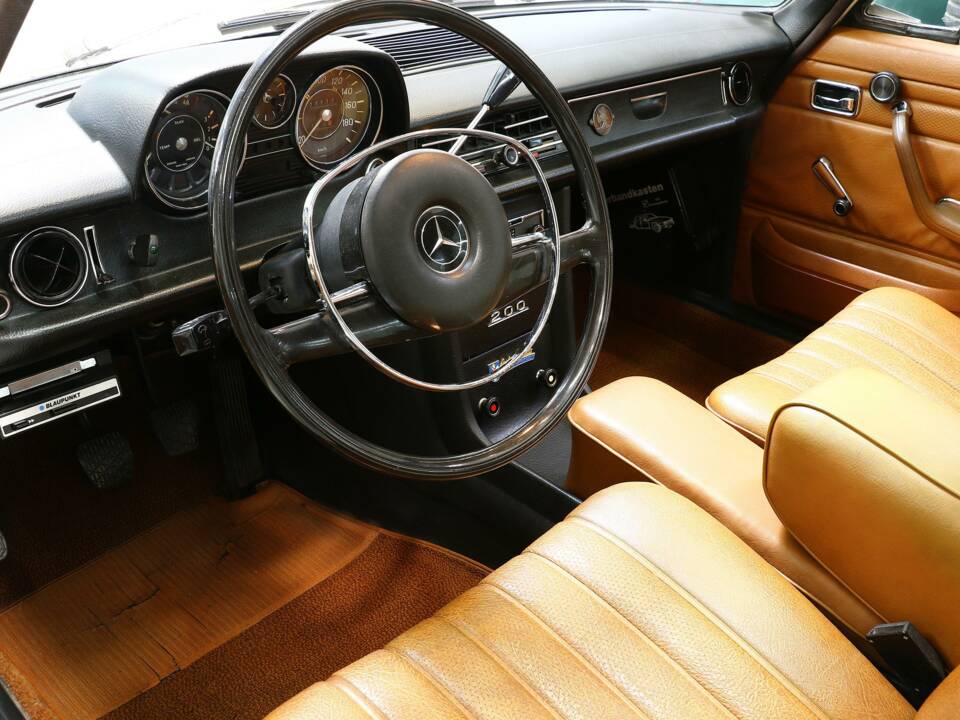 Image 11/15 of Mercedes-Benz 200 (1971)