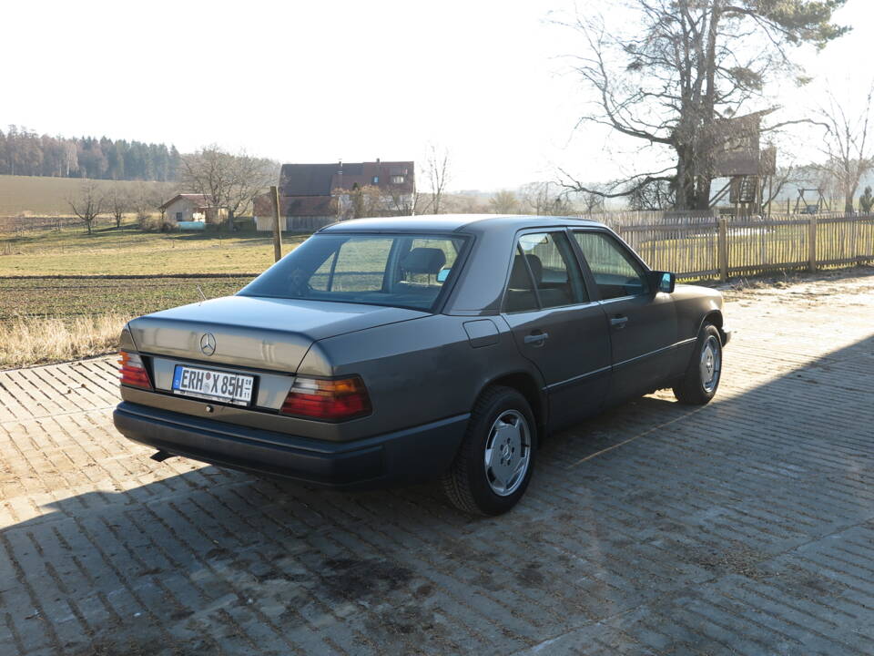 Image 27/92 de Mercedes-Benz 200 D (1989)