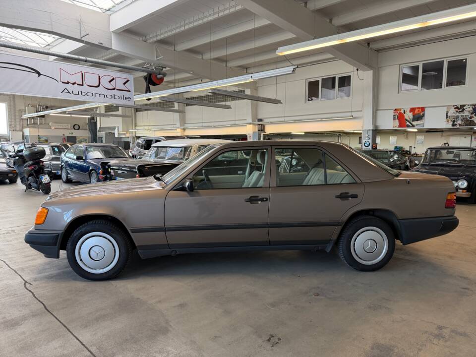 Afbeelding 6/36 van Mercedes-Benz 200 (1988)