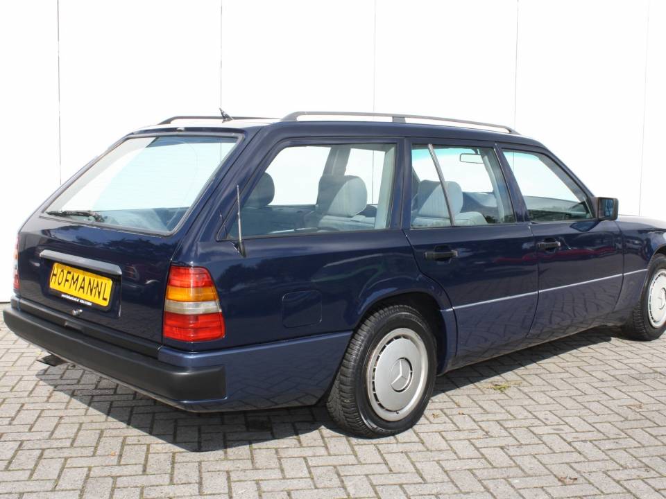 Image 2/17 de Mercedes-Benz 230 TE (1986)
