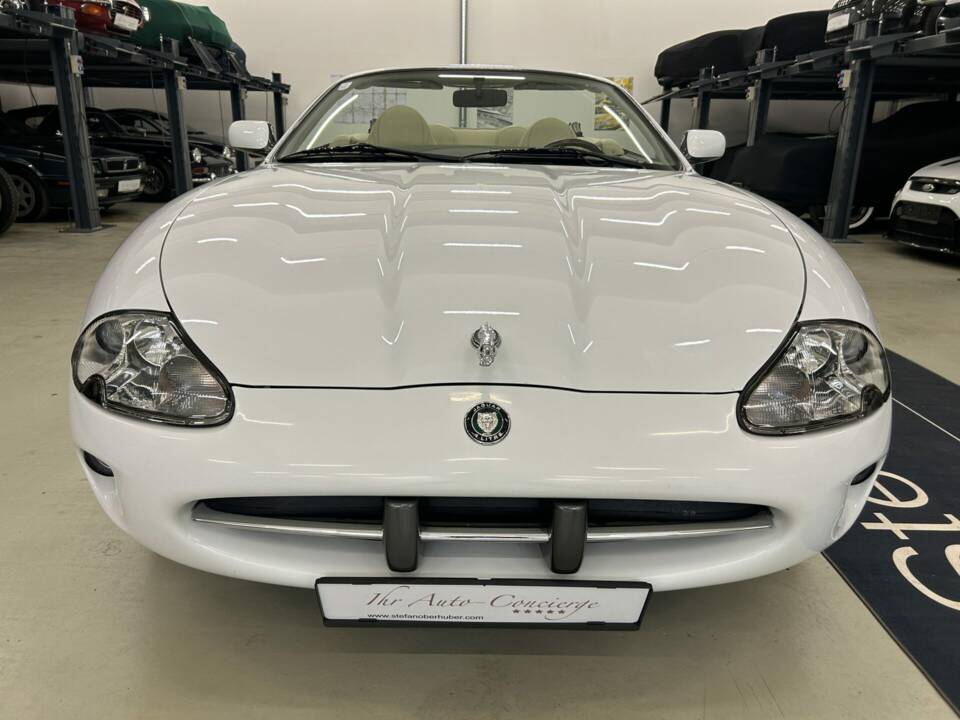 Immagine 2/28 di Jaguar XK8 4.0 (1997)