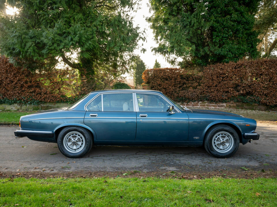 Image 3/13 de Daimler Sovereign 4.2 (1984)