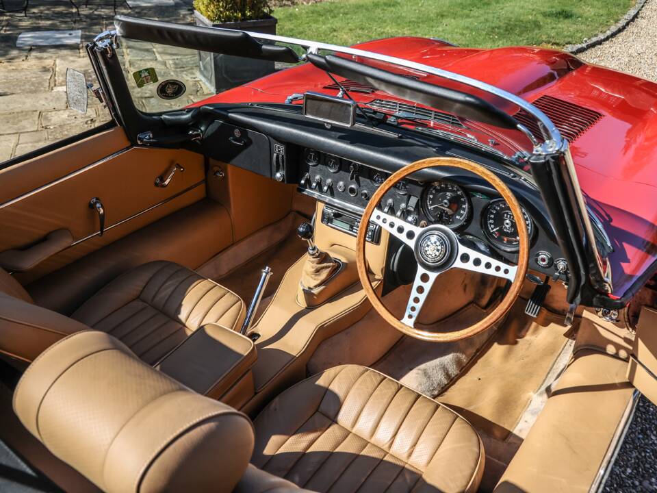 Image 26/27 of Jaguar E-Type (1968)