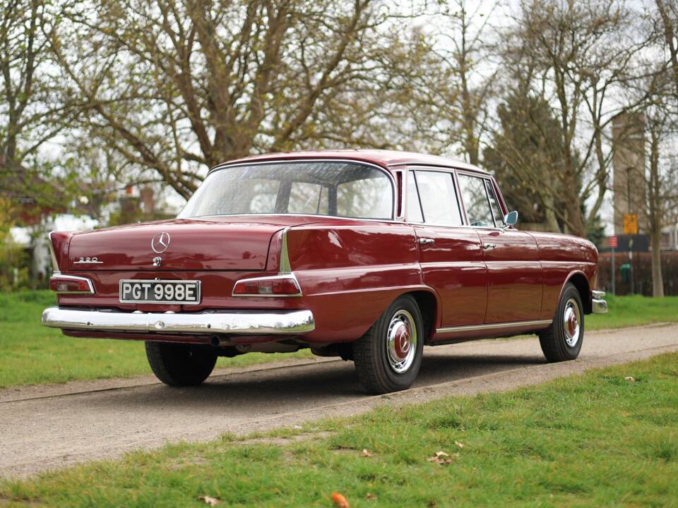 Image 3/50 of Mercedes-Benz 220 (1967)