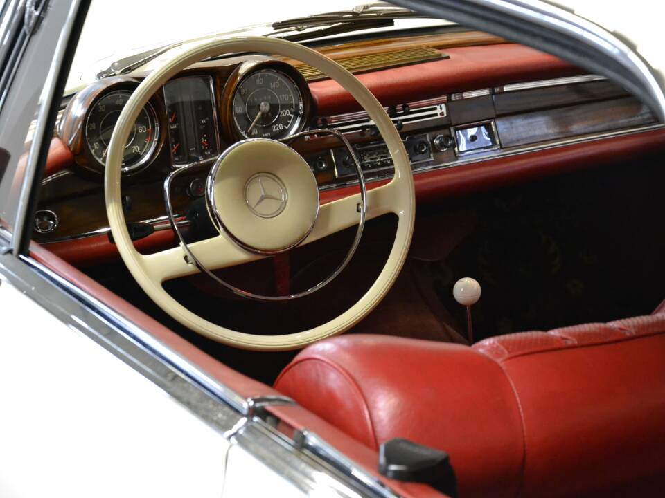 Image 19/61 de Mercedes-Benz 250 SE (1966)