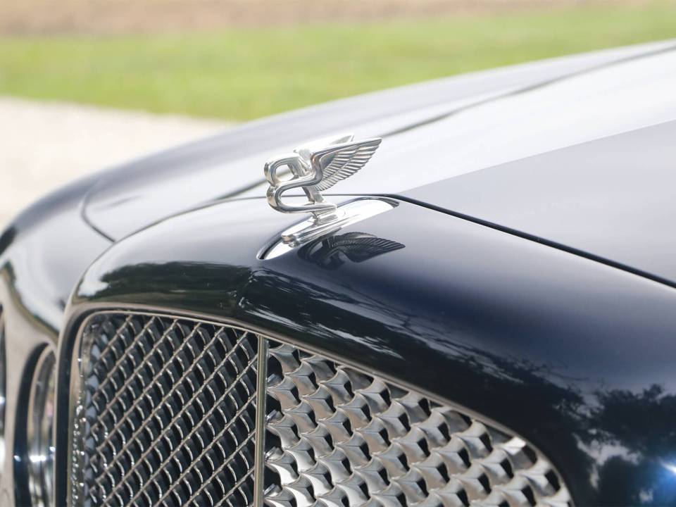 Image 17/31 of Bentley Azure (2007)