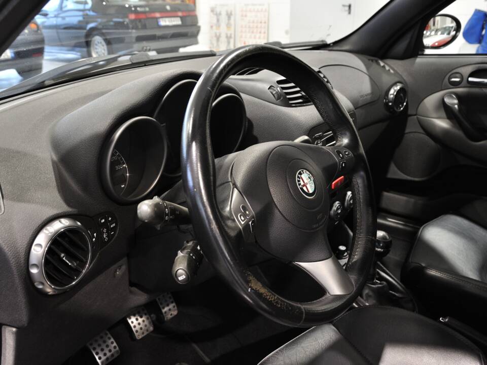 Image 19/27 of Alfa Romeo 147 3.2 GTA (2002)