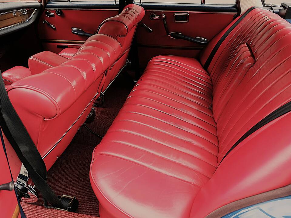 Image 26/76 de Mercedes-Benz 220 S b (1963)