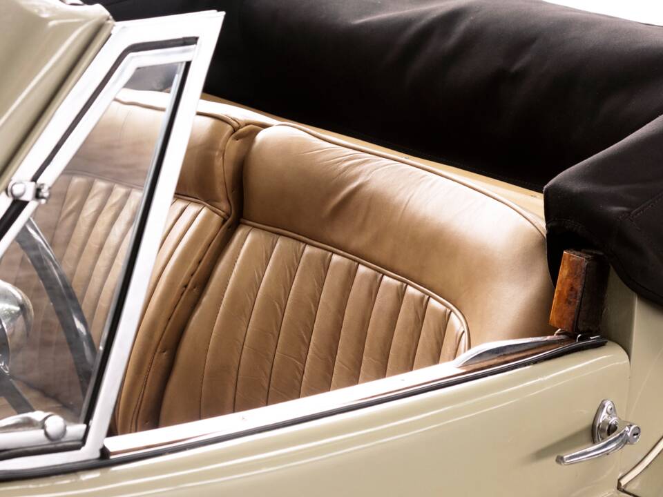 Image 33/50 de Jaguar XK 120 DHC (1953)
