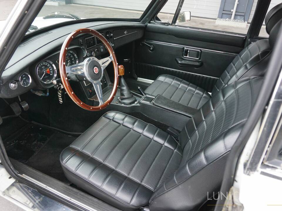 Image 34/54 de MG MGB GT (1974)