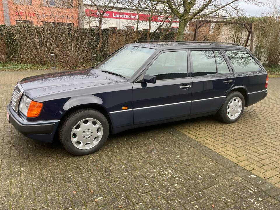 Image 25/149 of Mercedes-Benz 320 TE (1993)
