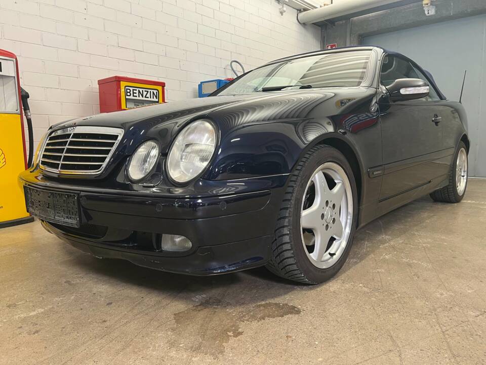 Image 3/17 of Mercedes-Benz CLK 320 (2001)