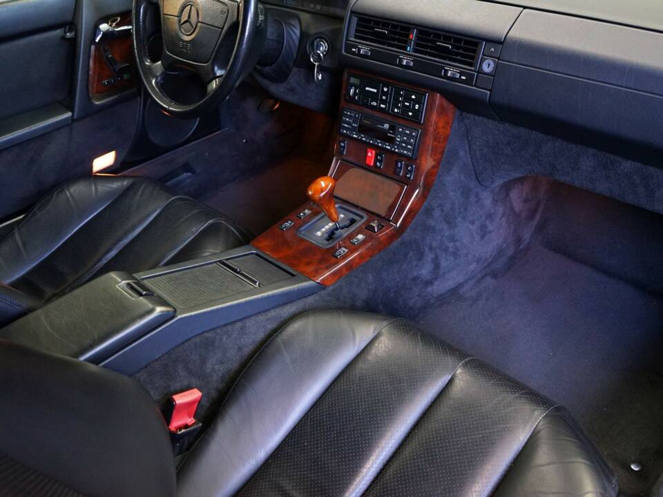 Image 26/42 of Mercedes-Benz 500 SL (1992)