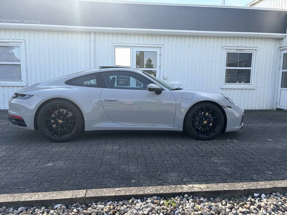 Image 5/12 of Porsche 911 Carrera (2023)