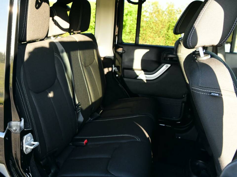 Image 21/50 de Jeep Wrangler Sahara 4.0L (2014)