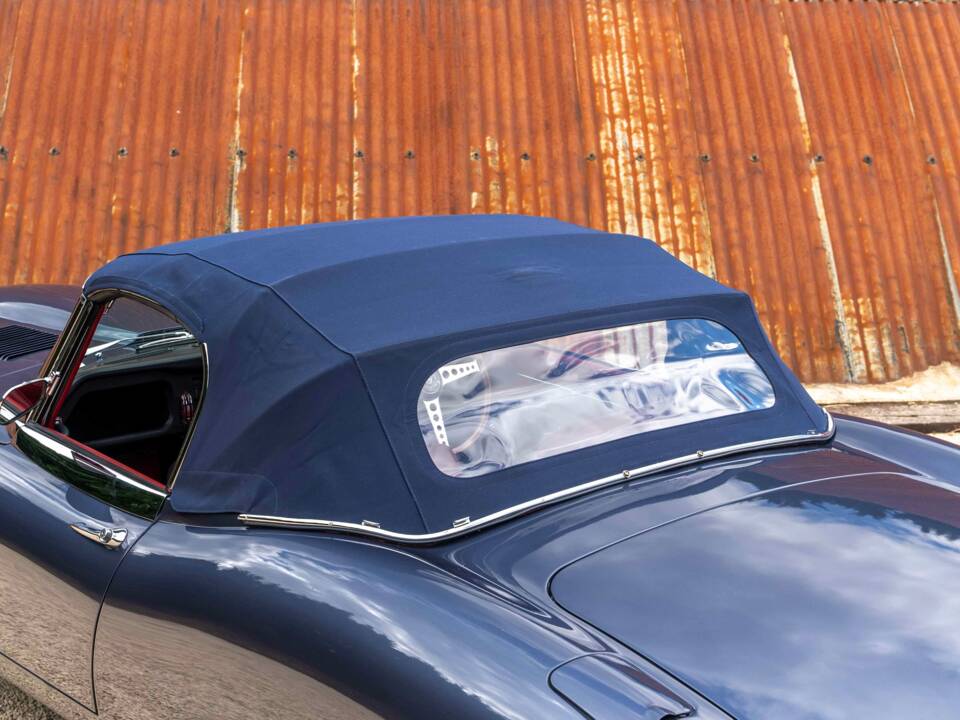 Image 13/27 of Jaguar Type E 4.2 (1965)