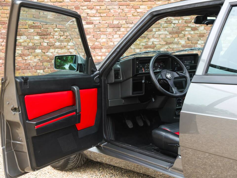 Afbeelding 19/50 van Alfa Romeo 75 3.0 V6 QV (1988)