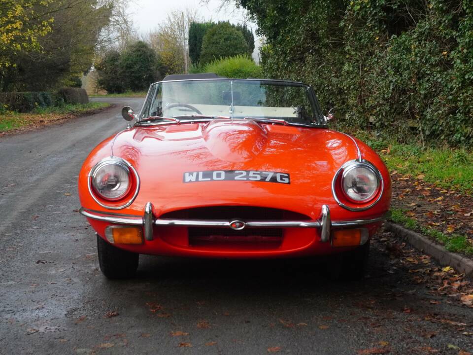 Image 2/18 de Jaguar E-Type (1968)