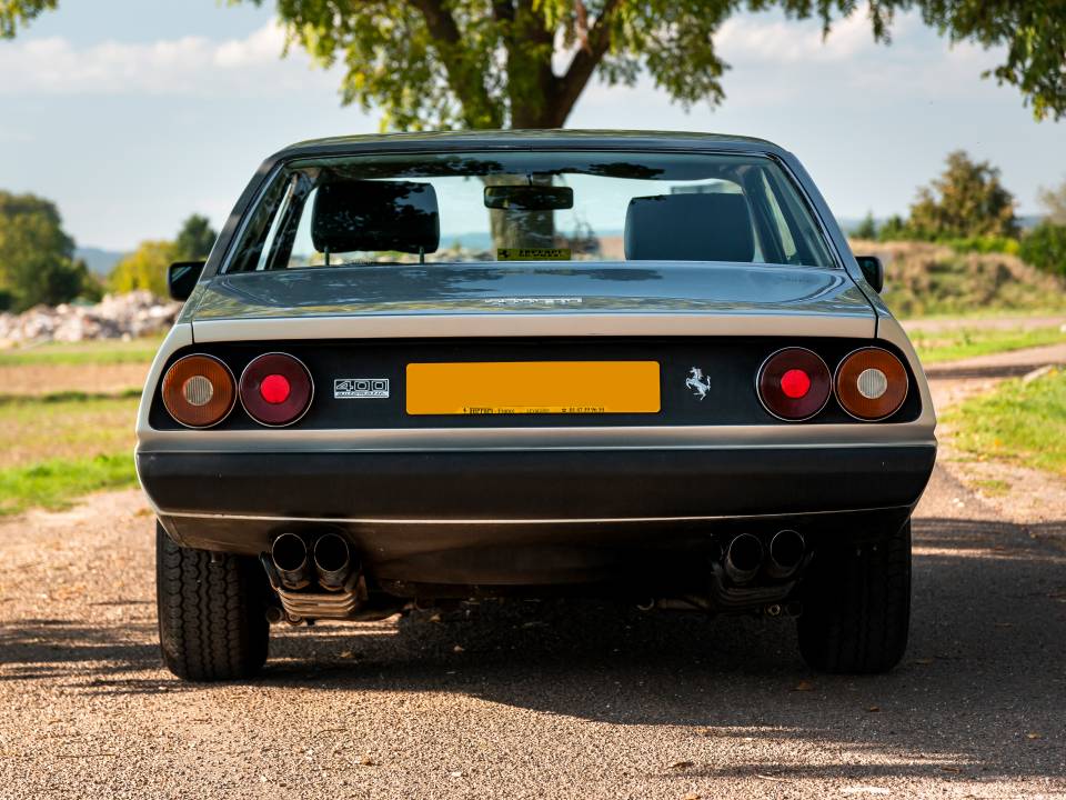 Image 14/32 of Ferrari 400 GT (1977)