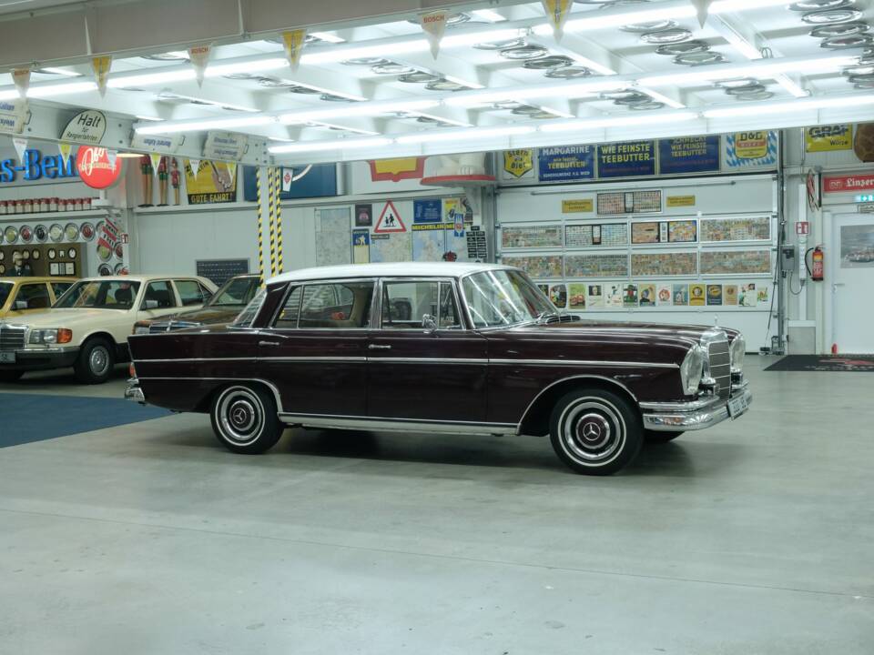 Image 15/50 of Mercedes-Benz 300 SE lang (1965)