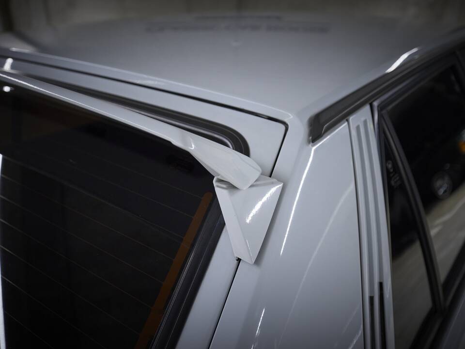 Image 17/93 of Lancia Delta HF Integrale Evoluzione I (1992)