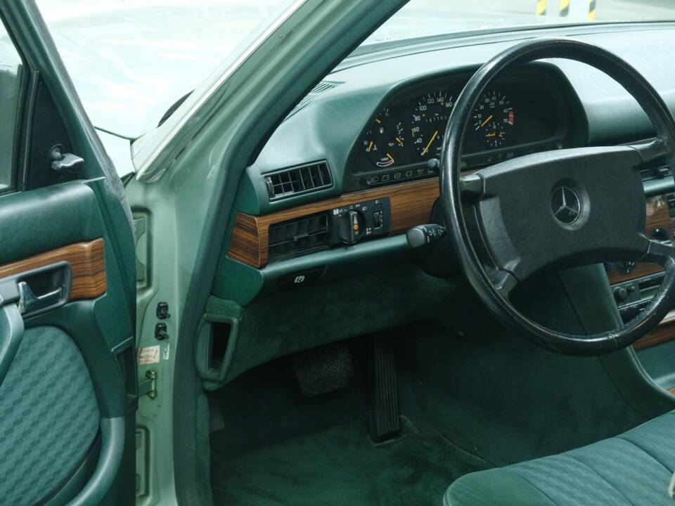 Bild 39/50 von Mercedes-Benz 300 SE (1986)