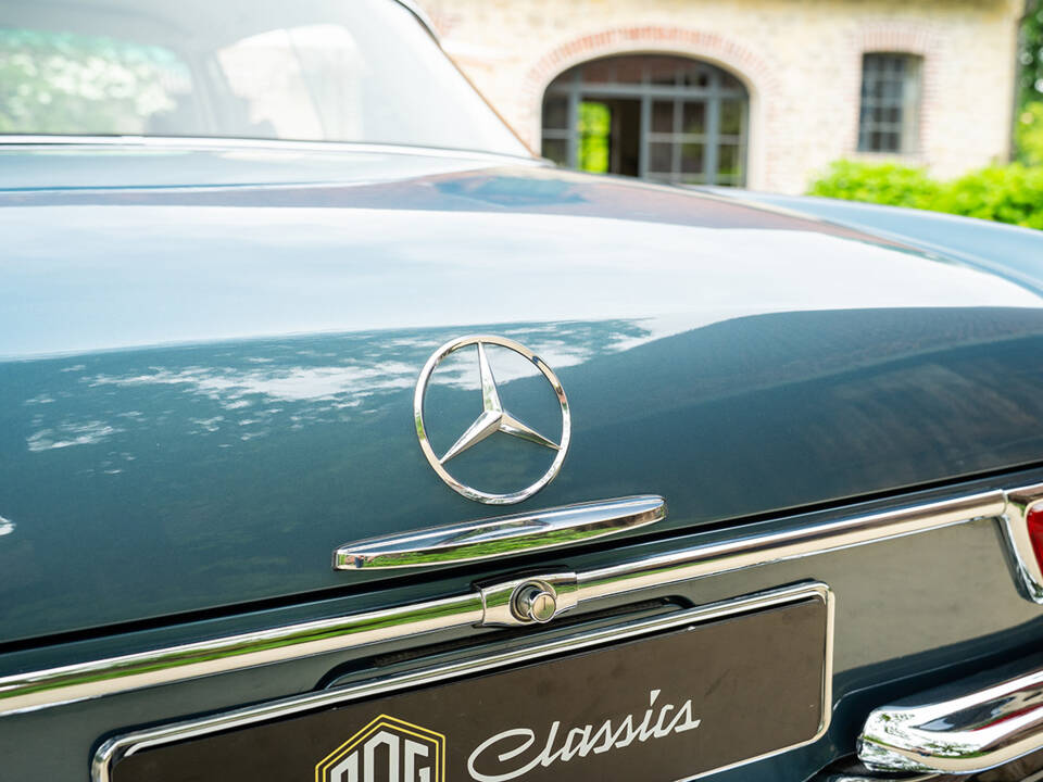 Image 22/48 of Mercedes-Benz 280 SE (1969)