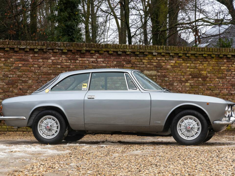 Image 19/50 de Alfa Romeo Giulia GT 1300 Junior (1972)