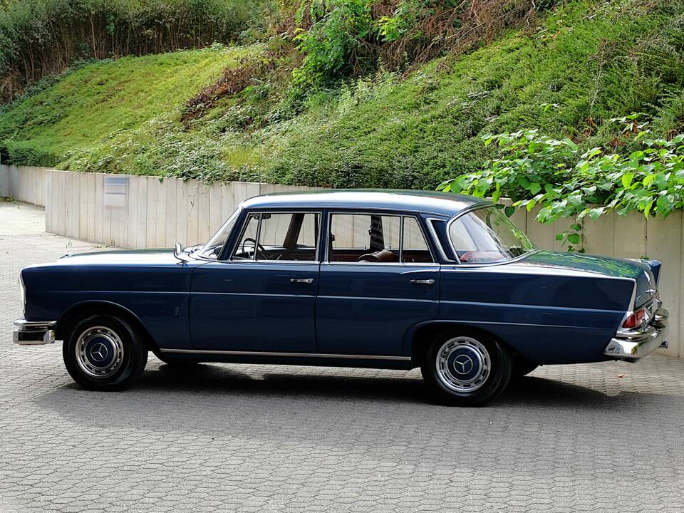Image 19/76 de Mercedes-Benz 220 S b (1963)