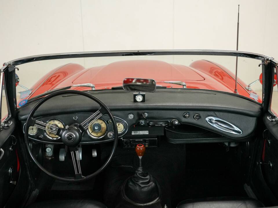 Image 2/43 of Austin-Healey 3000 Mk II (BJ7) (1963)