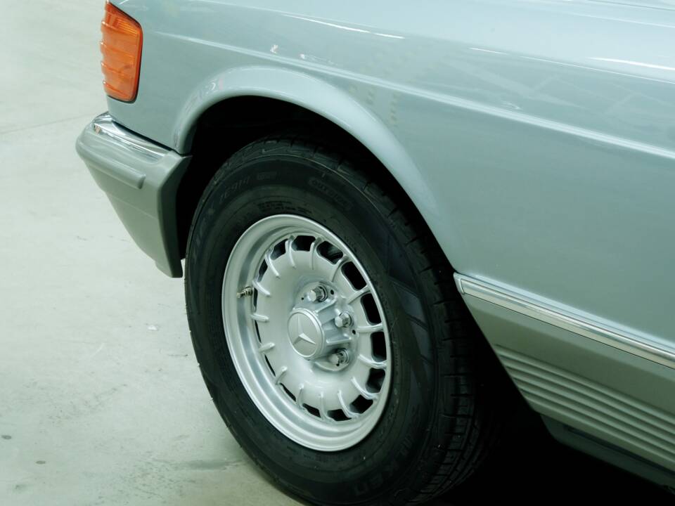 Image 13/50 of Mercedes-Benz 500 SEC (1982)