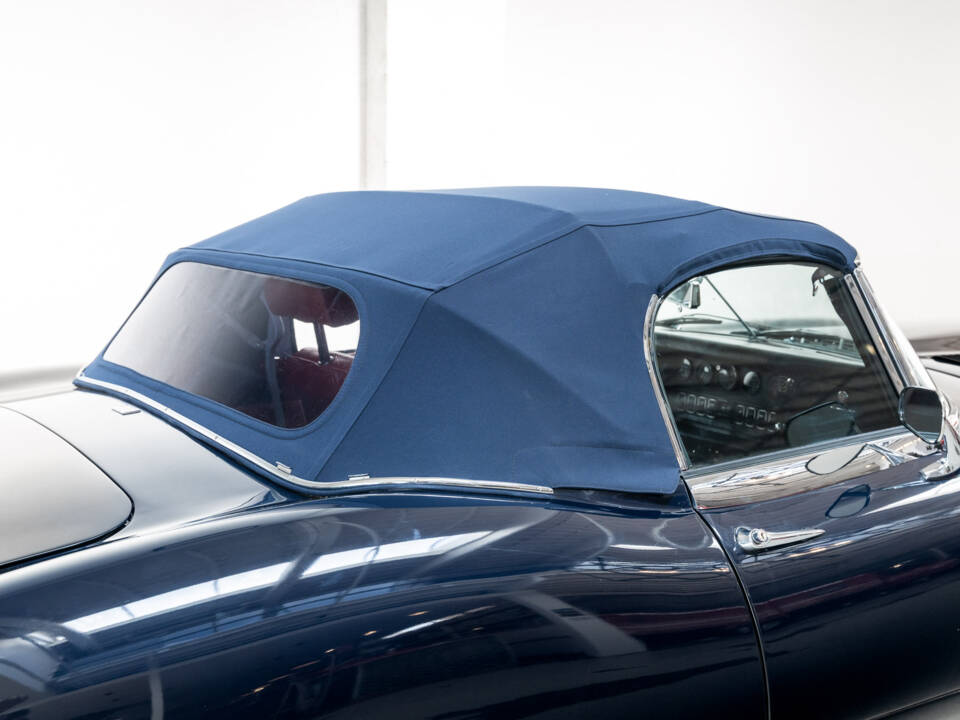 Image 28/36 of Jaguar E-Type (1969)