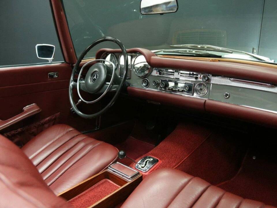 Image 23/50 of Mercedes-Benz 250 SL (1968)