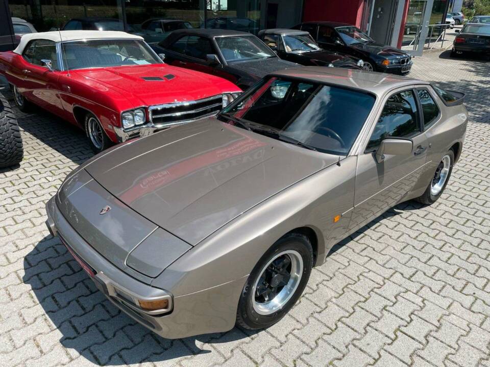 Image 2/20 of Porsche 944 (1983)