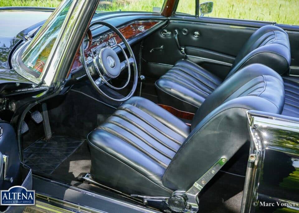 Image 18/52 de Mercedes-Benz 220 SE b (1963)