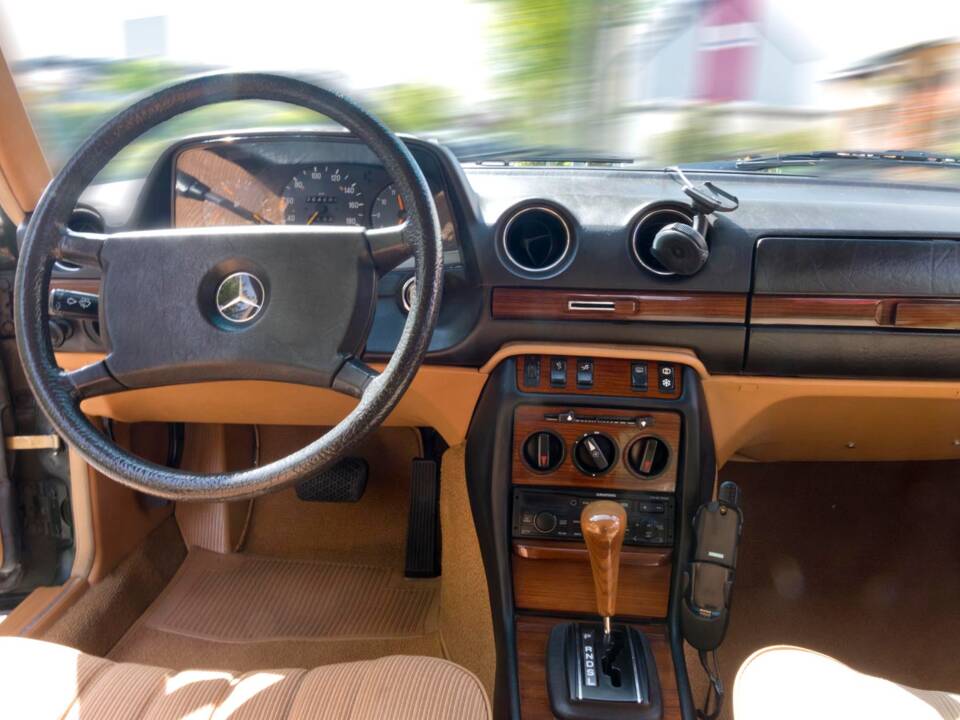 Bild 9/18 von Mercedes-Benz 200 (1983)