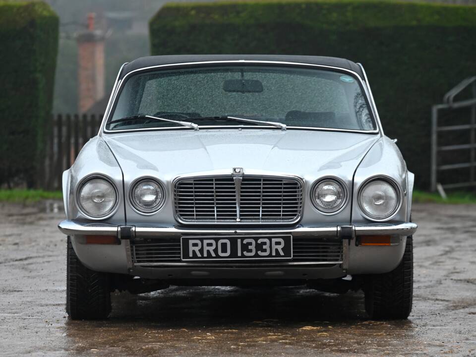 Image 19/26 of Jaguar XJ 6 C 4.2 (1976)