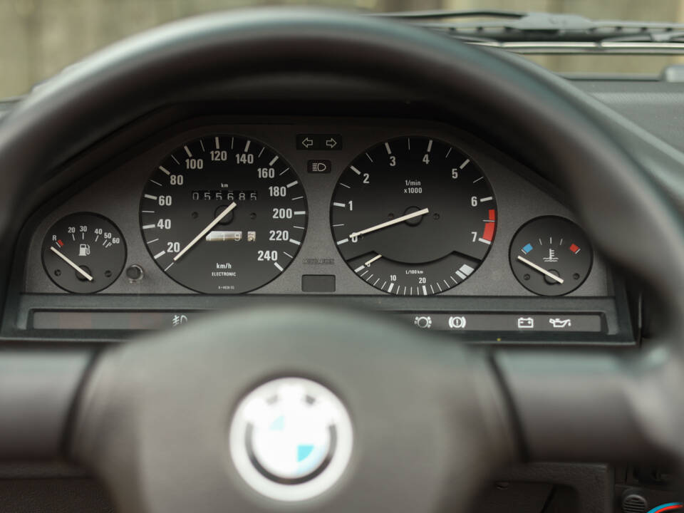 Image 21/83 de BMW 325i (1990)