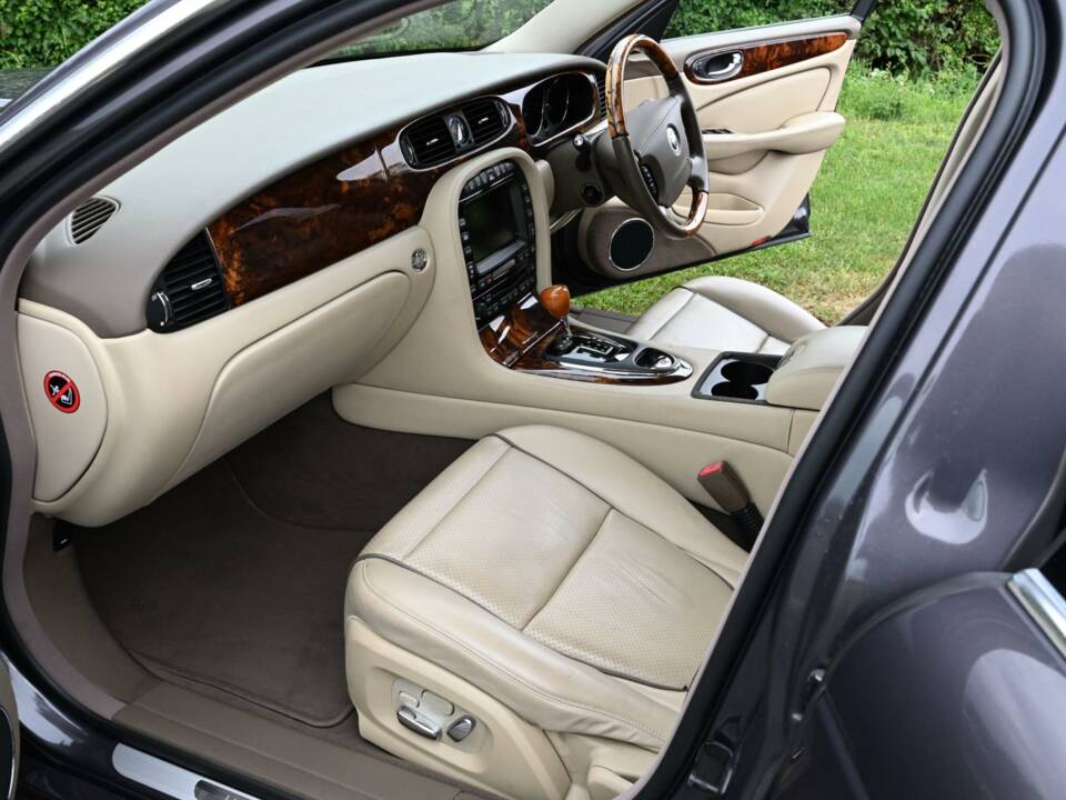 Image 32/50 de Jaguar XJ 8 4.2 (2009)